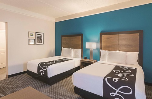 Orlando Hotel | 2 Comfortable Suites w/free breakfast – Ideal for Families Visiting Universal