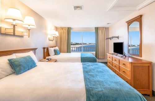 West Yarmouth Apartment | 2 Comfortable Townhouses with Beachfront Sunbeds and Stunning Ocean Views