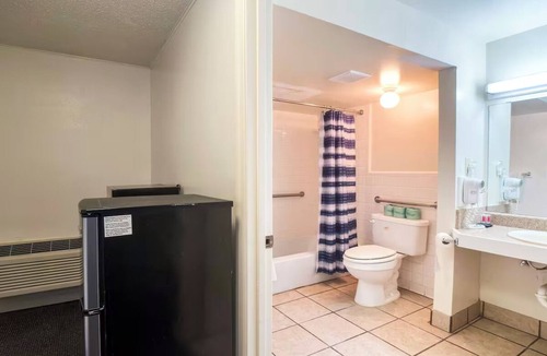 Huntsville Hotel | 2 Convenient Huntsville Rooms Near US-72 | Free Parking for Stress-Free Stays
