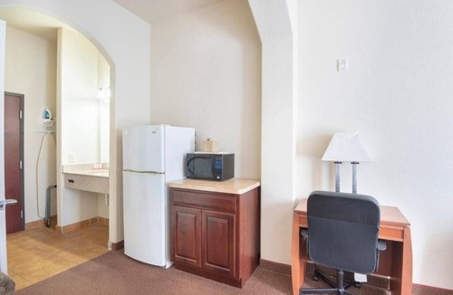 Clute Hotel | 2 Convenient Rooms | Stay Near Local Dining – Affordable & Clean Space