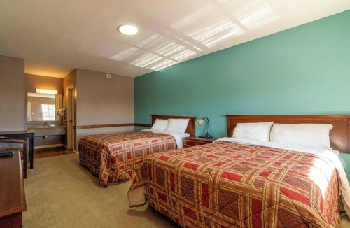 Sweet Home Hotel | 2 Convenient Rooms, Free Parking Near Downtown | Yoakum City Park - 3.7 mi away