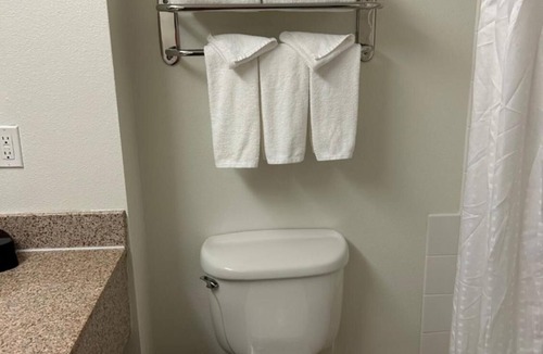 Barstow Hotel | 2 Convenient Rooms for Families Near Mojave Preserve + Free Breakfast Perks