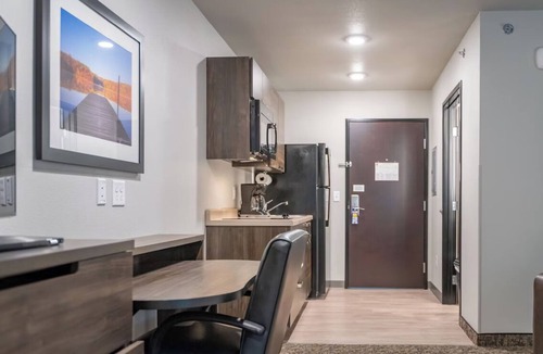Mitchell Hotel | 2 Convenient Rooms Near Iconic Corn Palace with Full Kitchen – Pet Friendly!
