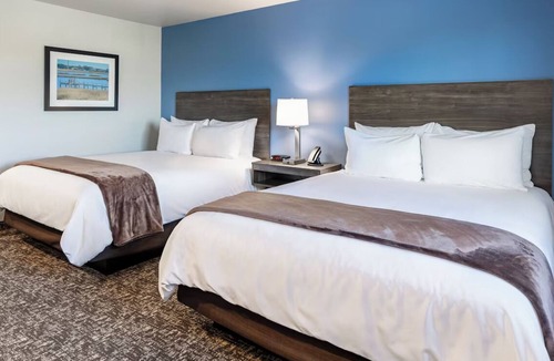 Mitchell Hotel | 2 Convenient Rooms Near Iconic Corn Palace with Full Kitchen – Pet Friendly!