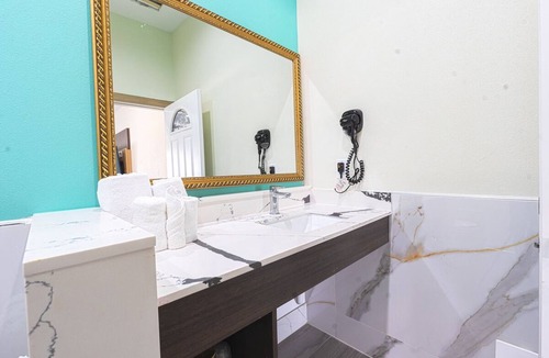 George Bush Park/Eldridge Hotel | 2 Convenient Rooms with Kitchenette Near Bush School – Just 2.55 Miles Away
