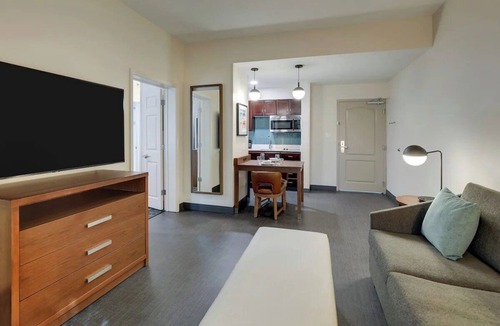 Mount Pleasant Hotel | 2 Convenient Suites Near Charles Pinckney Site – Enjoy Comfort for Families