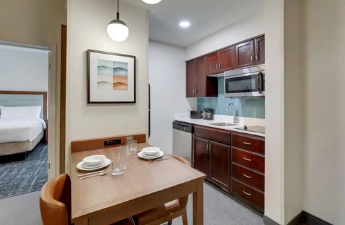 Mount Pleasant Hotel | 2 Convenient Suites Near Charles Pinckney Site – Enjoy Comfort for Families