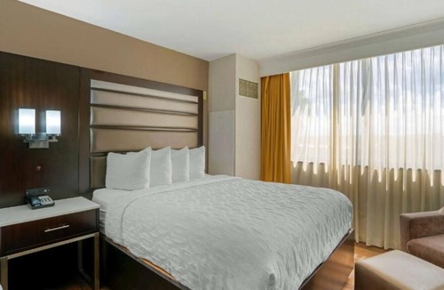 Baymeadows House | 2 Convenient Units! Close to Tree Hill Nature Center and Mandarin Museum!