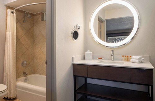 Port Angeles Hotel | 2 Convenient Units! Outdoor Pool, Pets Allowed Near Valley Creek Estuary Park!