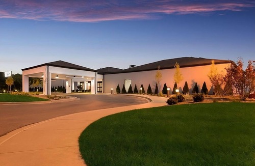 Auburn Hills Apartment | 2 Deluxe King Units, Perfect for Families, Indoor Swimming Pool & Pet-friendly!