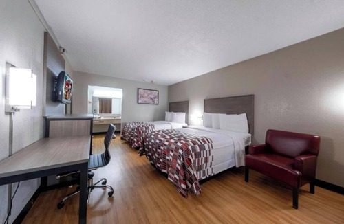 Charlottesville Hotel | 2 Deluxe Rooms w/Free Breakfast — Comfortable Stay for Two Groups