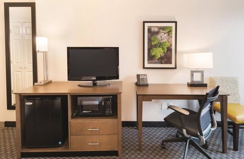 Arlington Hotel | 2 Double Beds, La Quinta Inn, Free Breakfast & Pool Relaxation Near Six Flags
