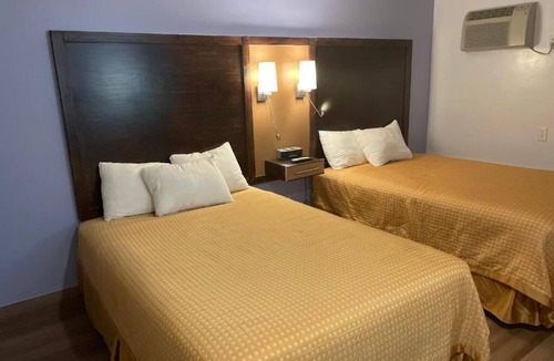 North Tonawanda Hotel | 2 Double Beds Room, Scottish Inns, Free Parking, Niagara Falls Family Fun