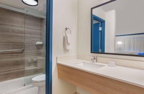 Hilton Head Island Hotel | 2 Family-Friendly Units w/Outdoor Pool & Free Breakfast Near Hilton Head Beach