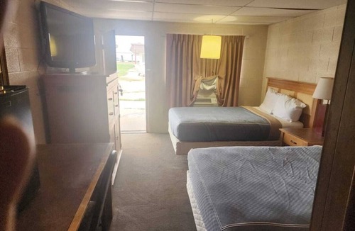 Quinter Hotel | 2 Family-Friendly Rooms – Great for Adventures in Quinter - Near Airport