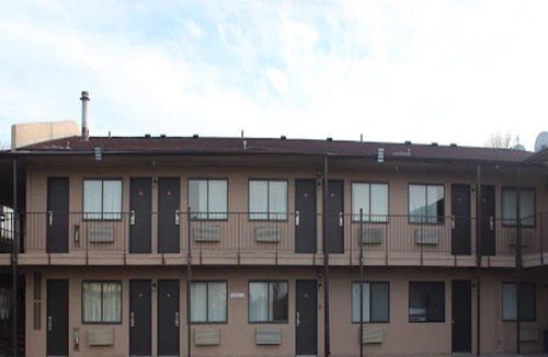 South Central Omaha Apartment | 2 Full Bed|Smoking|Omaha NE