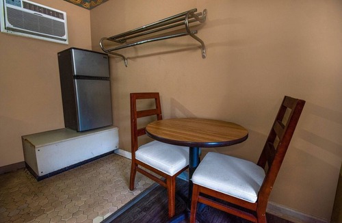 Calhoun Apartment | 2 Full Bed|Smoking|Calhoun GA