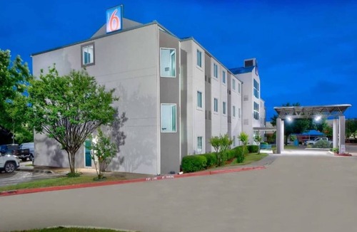 Benbrook Apartment | 2 Full Beds | Accessible, Non-Smoking