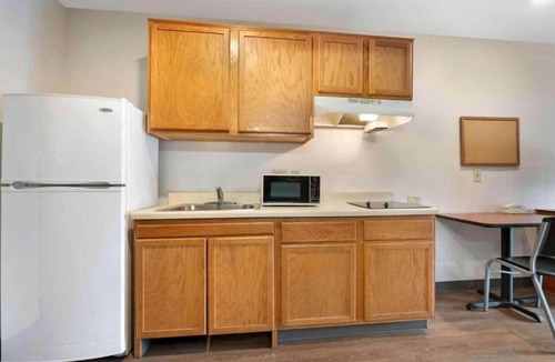Sharonville Apartment | 2 Full Beds | Non-Smoking, Kitchen