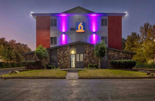 Little Rock Apartment | 2 Full Beds|Nsmk|Kitchen