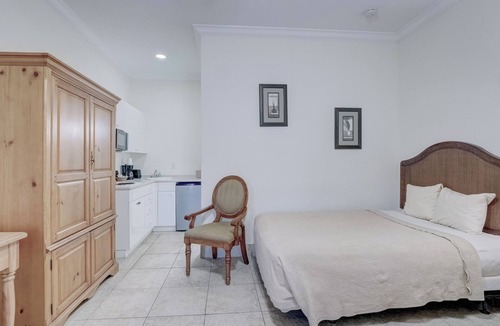 Naples Hotel | 2 Full Beds Private Bath Wi-Fi & Parking