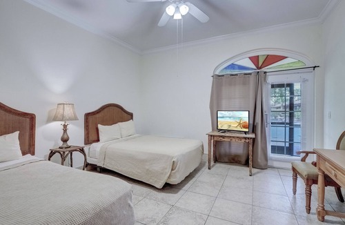 Naples Hotel | 2 Full Beds Private Bath Wi-Fi & Parking