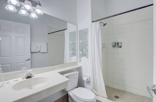 Naples Hotel | 2 Full Beds Private Bath Wi-Fi & Parking