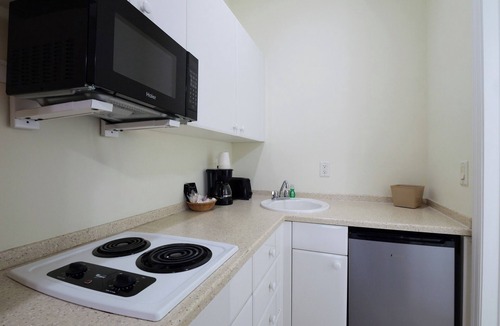 Naples Hotel | 2 Full Beds Private Bath Wi-Fi & Parking