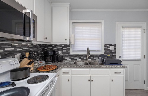Lincolnton House | 2 Full Kitchens - 4 Beds, 2 Bath - Nintendo, EV