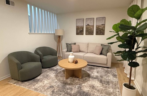 Drayton Apartment | 2 full master suits with 1 king bed and 2 twins!