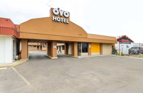 West San Antonio Hotel | 2 Great Value Rooms | 2 Queen Beds Off Hwy 90 W Perfect for Long or Short Stays