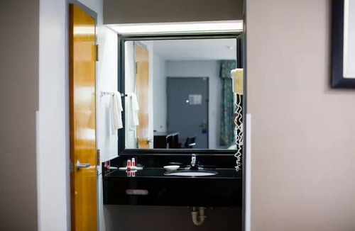 Mary Esther Hotel | 2 Group Friendly Rooms w/Free Parking | near Wild Willy's Adventure Zone