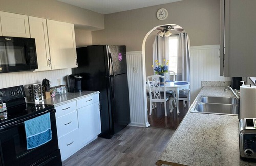 Otterbien Home House | 2 Homes for large group/Hot Tub & Close to all