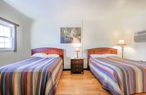 Short Creek Hotel | 2 Ideal Cadiz Located Rooms Near Forest Activities, Golf Course | Free Parking