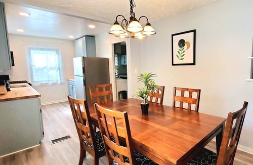 Euclid House | 2 KING 3 QUEEN BEDS. Spacious. Quiet Neighborhood