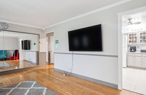 Elmhurst House | 2 King Bdrms and 1 Queen Bdrm! 20 minutes to O'Hare Airport! Parks and Shopping!