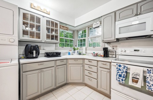 Elmhurst House | 2 King Bdrms and 1 Queen Bdrm! 20 minutes to O'Hare Airport! Parks and Shopping!