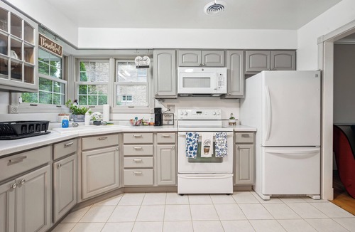 Elmhurst House | 2 King Bdrms and 1 Queen Bdrm! 20 minutes to O'Hare Airport! Parks and Shopping!