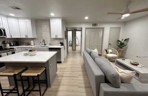 East Ocean View Apartment | 2 king bed steps to beach Top Floor - 9