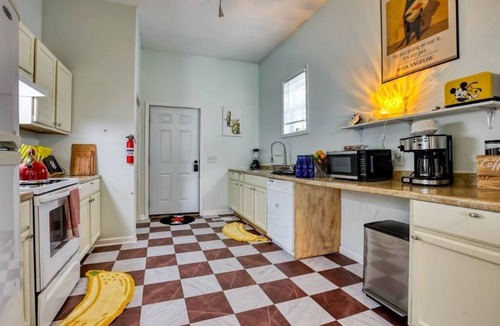 Thomas Square House | 2 King Beds, Massage Chair, Air Hockey Near DT & Forsyth Park
