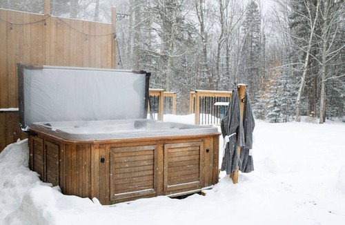 Windsor Apartment | 2 King Beds, Ski Martock, OnTree, Wineries, Hot Tub