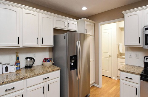 Lincoln House | 2 king master bedrooms. Comfy beds, oversized couches. Arcade games & foosball!