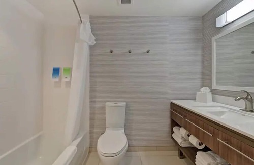 West Palm Beach Hotel | 2 King Studios w/Kitchenettes & Shuttle, 2.1mi Convention Center WPB Area
