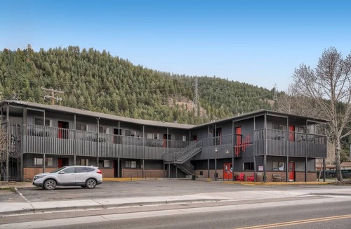 Idaho Springs Hotel | 2 King Suite, Boutique Mountain Motel near hiking & MTB park in Idaho Springs