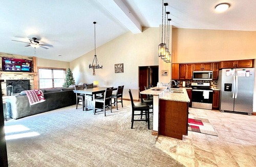 Hidden Valley Condo | 2 King Suites | Pool Access & A/C