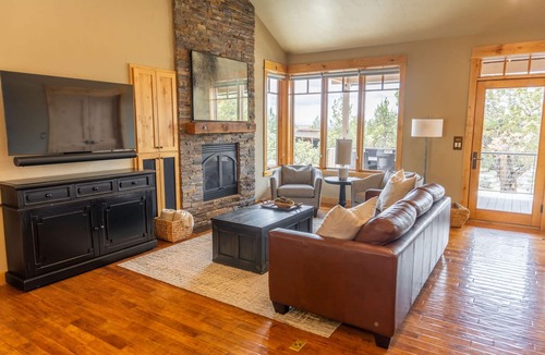 Powell Butte Cabin | 2 Kings+Twin | Hot Tub | Fire Table | Modern Cabin