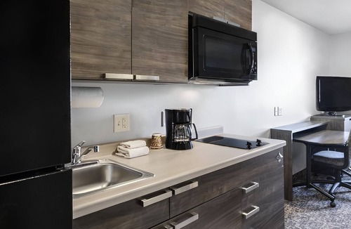 Nampa Hotel | 2 Kitchen-Equipped Rooms Near Concerts and Events - Explore Warhawk Air Museum!