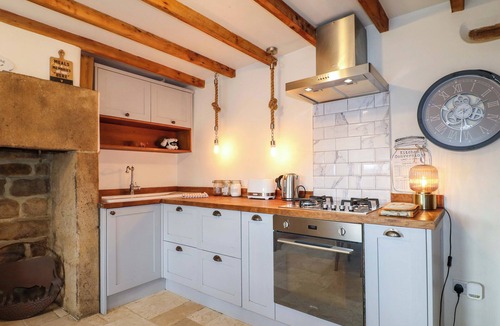 Tansley House | 2 KNOLL MOUNT, character holiday cottage, with open fire in Tansley