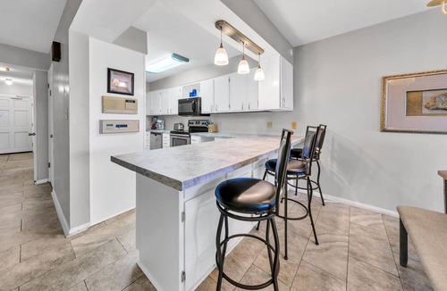 Biltmore Beach Condo | ☀️2 Large Pools-Snack Bar-3BR Regency Towers 623☀️