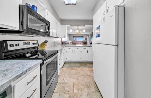 Biltmore Beach Condo | ☀️2 Large Pools-Snack Bar-3BR Regency Towers 623☀️